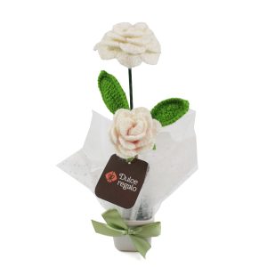 Macetero con Rosas Blancas tejidas a crochet de Dulce Regalo. Arreglo de flores artificiales eternas en maceta, hecho a mano. Regalo original, ideal para decorar y expresar respeto, con entrega a domicilio en Lima.