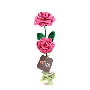 Macetero con Rosas Fucsias tejidas a crochet de Dulce Regalo. Arreglo de flores artificiales eternas en maceta, hecho a mano. Regalo original, ideal para celebrar con alegría, con entrega a domicilio en Lima.
