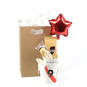 Pack Taza Arriba Perú de Dulce Regalo. Taza temática peruana con chocolates, sobres de cappuccino y un globo. Regalo ideal para hinchas, fiestas patrias o cumpleaños, con entrega a domicilio en Lima.