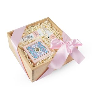 Relax Box para Mujer de Dulce Regalo. Caja de madera pino con colonia, jabón artesanal y crema de manos. Regalo ideal para relajación y spa en casa, con entrega a domicilio en Lima.