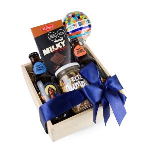 Snack Box de Cumpleaños de Dulce Regalo. Caja de madera pino con cervezas artesanales, chocolate, frutos secos y globo, ideal para celebrar un cumpleaños con entrega a domicilio en Lima.