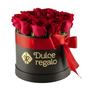 Sombrerera Deluxe de Rosas Rojas de Dulce Regalo. Elegante caja redonda (sombrerera) con rosas naturales rojas. Regalo de lujo y pasional ideal para aniversario, con entrega a domicilio en Lima.