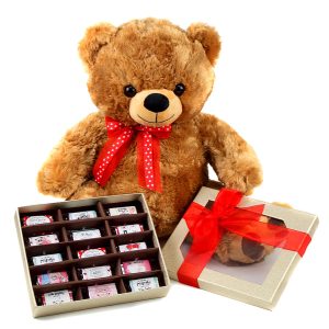 Teddy Enamorado de Dulce Regalo. Box con oso de peluche y caja de chocolates. Regalo ideal para San Valentín o aniversario con entrega a domicilio en Lima.