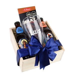 The Beer Box de Dulce Regalo. Caja de madera pino con cervezas artesanales, chocolate y vaso personalizado. Regalo ideal para hombres con entrega a domicilio en Lima.