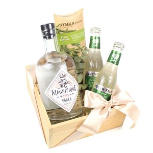 Vodka Box para Hombres de Dulce Regalo. Caja de de madera pino con botella de vodka, crocantinis y ginger beer. Regalo ideal y sofisticado para un caballero con entrega a domicilio en Lima.