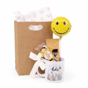 taza con globo y chocolates